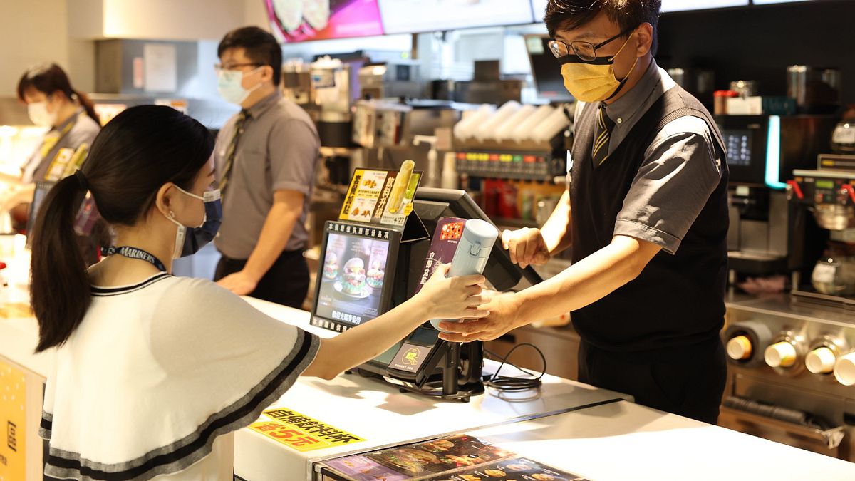 北市7/1日起四大連鎖業者提供自備環保杯享至少5元優惠。(圖/臺北市政府環境保護局提供) 北市7/1日起四大連鎖業者提供自備環保杯享至少5元優惠。(圖/臺北市政府環境保護局提供)