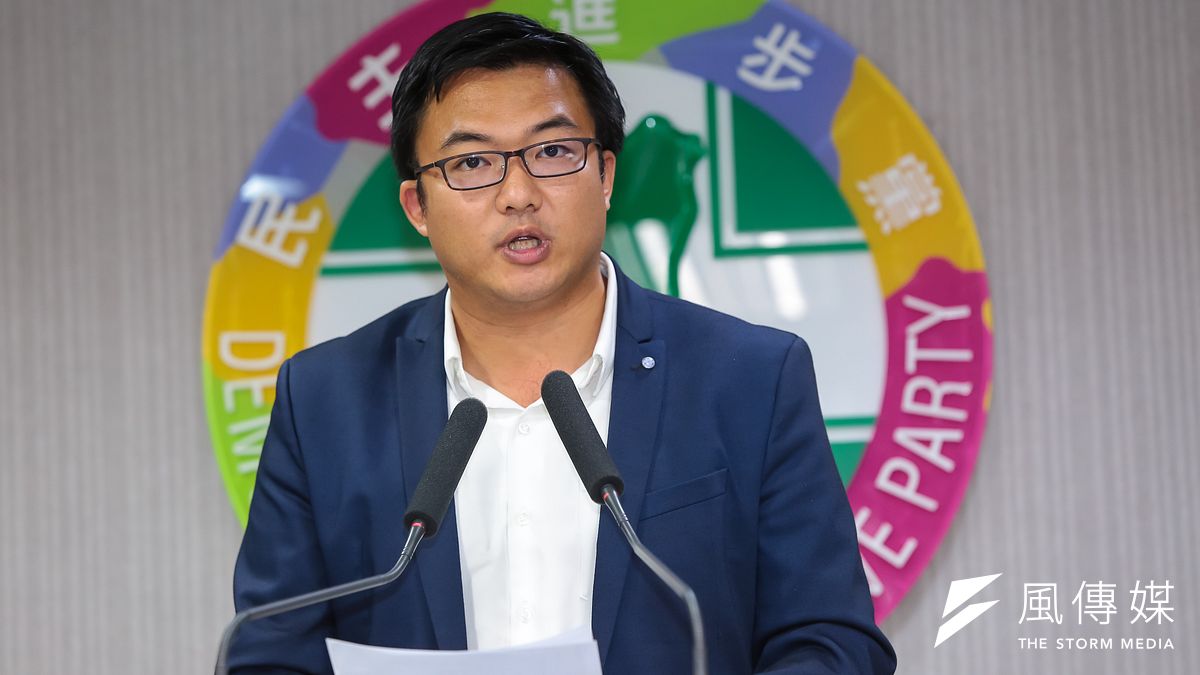 民進黨發言人楊家俍針對時代力量連日猛轟民進黨團在79條修正案放水,6日在個人臉書貼文,要黃國昌別不懂裝懂。(資料照,顏麟宇攝) 民進黨發言人楊家俍針對時代力量連日猛轟民進黨團在79條修正案放水,6日在個人臉書貼文,要黃國昌別不懂裝懂。(資料照,顏麟宇攝)