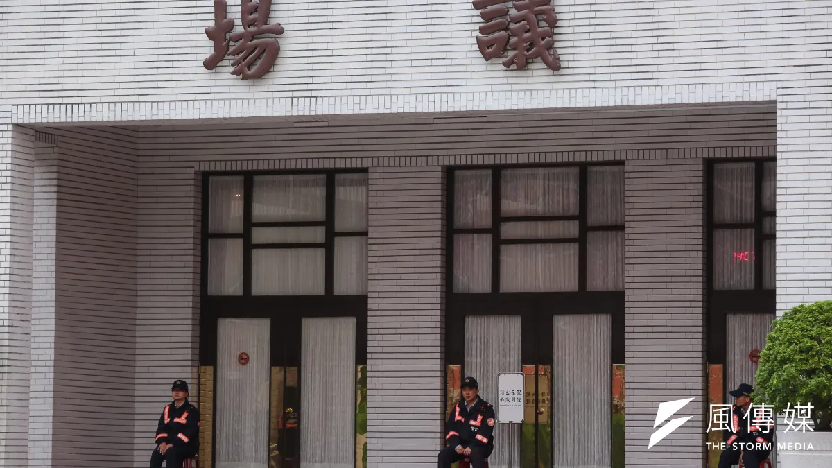 有鑑於近日青年團體連續衝入柯建銘委員辦公室及民進黨中央黨部,3日起立院議場也增加了警力駐守門口。(顏麟宇攝)