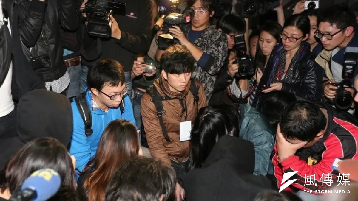 此次攻佔行政院是由一個名為「沙漠野百合」的組織發起,圖中藍衣者為此次行動成員魏揚。(余志偉攝)