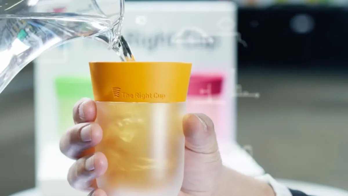一個簡單的塑膠水杯能讓你喝到多種果汁和飲品?!(圖/數位科技)
