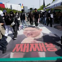 Samsung Electronics union members demand higher bonuses at the company's chip factory in Pyeongtaek, South Korea, on April 23, 2026. A photo of Samsung Electronics Chairman Lee Jae-yong was placed on the ground and trampled. (AP) Samsung Electronics union members demand higher bonuses at the company's chip factory in Pyeongtaek, South Korea, on April 23, 2026. A photo of Samsung Electronics Chairman Lee Jae-yong was placed on the ground and trampled. (AP)