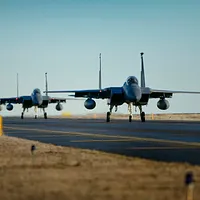 2020年10月26日。アメリカ空軍第493遠征戦闘機中隊のF-15C/Dイーグル戦闘機がアイスランドのケプラヴィーク空軍基地で定例任務を実施している。(画像提供:US Air Force) 2020年10月26日。アメリカ空軍第493遠征戦闘機中隊のF-15C/Dイーグル戦闘機がアイスランドのケプラヴィーク空軍基地で定例任務を実施している。(画像提供:US Air Force)