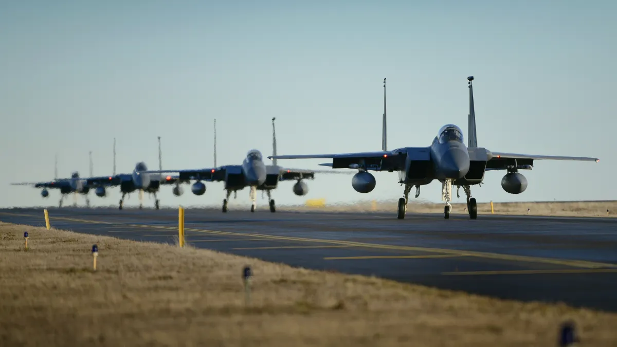 2020年10月26日。美國空軍第493遠征戰鬥機中隊的 F-15C/D鷹式戰機在冰島基夫拉維克(Keflavik)空軍基地執行例行任務。(圖片來源:US Air Force)