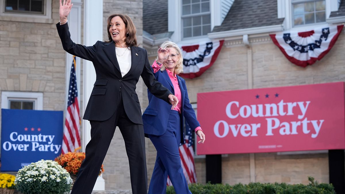 美國共和黨反川普大將麗茲·錢尼(右)10月3日陪同民主黨籍副總統賀錦麗造勢。(美聯社) 美國共和黨反川普大將麗茲·錢尼(右)10月3日陪同民主黨籍副總統賀錦麗造勢。(美聯社)