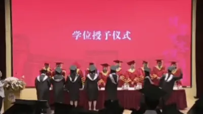 一名台灣學生6月19日在上海復旦大學江灣校區法學院畢業典禮上打了台上老師一耳光,隨後離開。(取自微博)