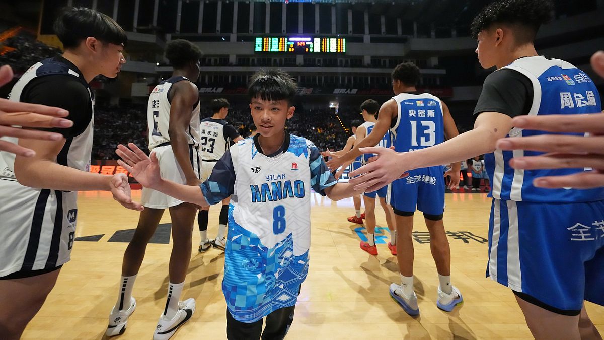 富邦人壽UBA替南澳國小籃球隊圓夢,於男一級冠軍賽前與選手們擊掌互動。(富邦金控提供) 富邦人壽UBA替南澳國小籃球隊圓夢,於男一級冠軍賽前與選手們擊掌互動。(富邦金控提供)