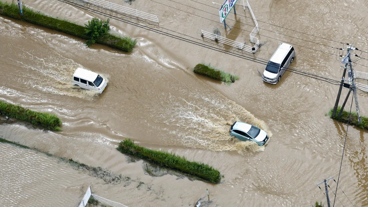 千葉県大網白里市で14日、大雨の影響で冠水した道路を走行する車両。(2026年8月14日、写真/遠藤浩太・共同通信、AP経由)