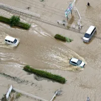 千葉県大網白里市で14日、大雨の影響で冠水した道路を走行する車両。(2026年8月14日、写真/遠藤浩太・共同通信、AP経由) 千葉県大網白里市で14日、大雨の影響で冠水した道路を走行する車両。(2026年8月14日、写真/遠藤浩太・共同通信、AP経由)