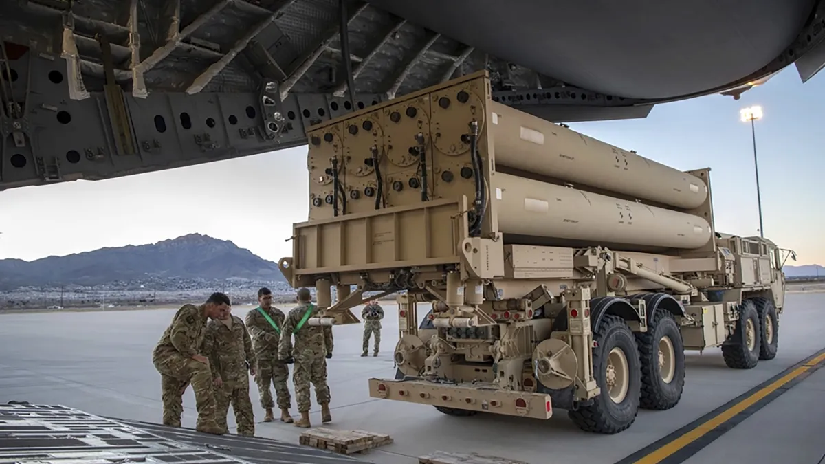 2019年2月23日,美國陸軍的薩德防禦系統(THAAD)正準備裝載到C-17運輸機上。(美聯社)
