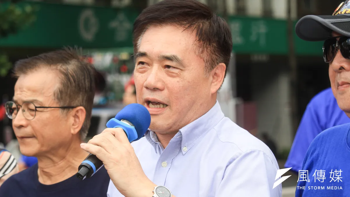 國民黨副主席郝龍斌(中)今日出席「八百壯士緬懷八二三砲戰」紀念活動,痛批柯文哲「利用政治性操作導致紀念活動失焦」,相當無恥。(蔡親傑攝)