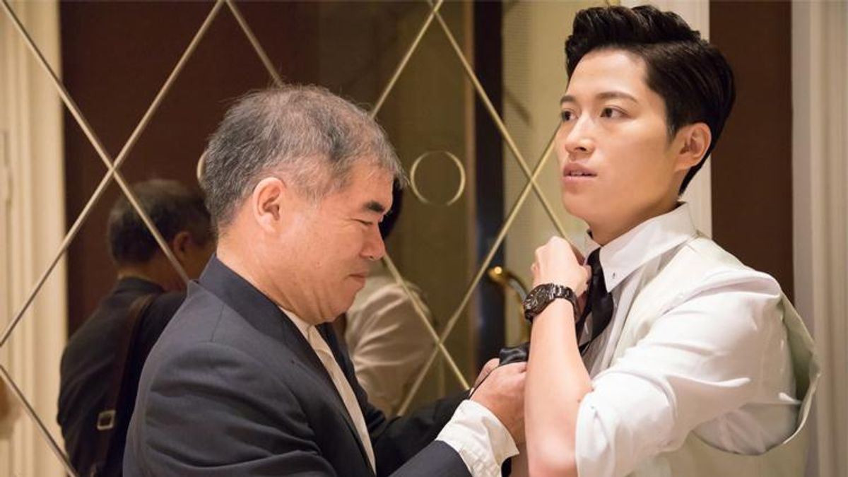 女同志Janerson(右)的婚禮儀式開始前,父親貼心地幫「女兒」繫上領帶。(圖/曾千倚攝,親子天下提供) 女同志Janerson(右)的婚禮儀式開始前,父親貼心地幫「女兒」繫上領帶。(圖/曾千倚攝,親子天下提供)