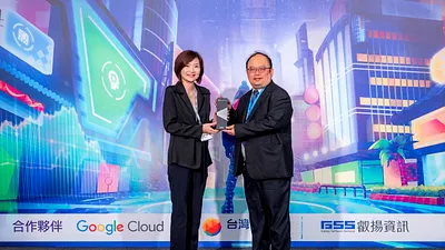 IDC臺灣江芳韻總經理(左)頒獎給新北市府研考會資訊中心陳富添主任。(圖/新北市研考會提供)