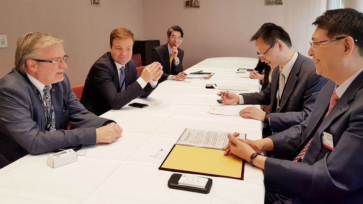 立法院秘書長林志嘉(右一)本月15日至17日在歐洲議會秘書長威勒(Klaus Welle)邀請下,赴歐洲議會進行國會行政考察。圖為林志嘉與歐洲議會友台小組蓋勒主席會晤。(立法院提供) 立法院秘書長林志嘉(右一)本月15日至17日在歐洲議會秘書長威勒(Klaus Welle)邀請下,赴歐洲議會進行國會行政考察。圖為林志嘉與歐洲議會友台小組蓋勒主席會晤。(立法院提供)