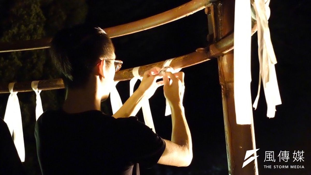 香港民眾日前為反對《逃犯條例》遭警方血腥鎮壓,台大學生14日晚間於傅鐘發起「反送中之夜」聲援。(謝孟穎攝) 香港民眾日前為反對《逃犯條例》遭警方血腥鎮壓,台大學生14日晚間於傅鐘發起「反送中之夜」聲援。(謝孟穎攝)