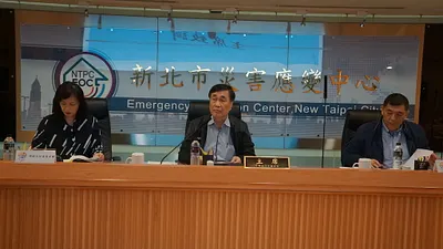 新北市核安監督委員會主任委員李四川(中)於107年第一次會議中公開聲明,強調核二廠2號機機組老舊,停機逾600天,要求核安不容許風險、安全第一。 (圖/新北市政府提供)