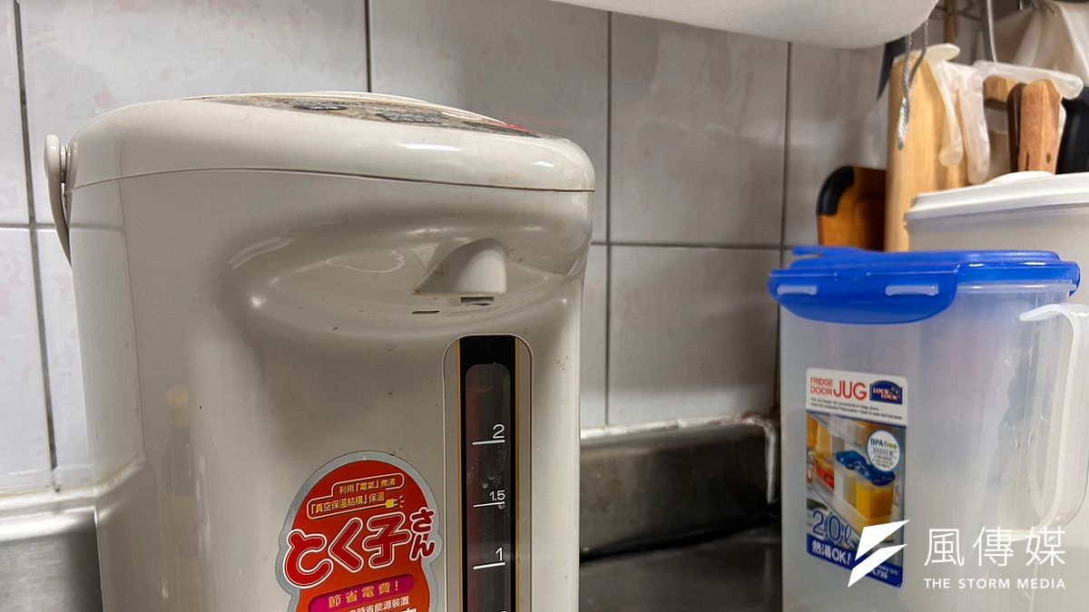 台電教5招電熱水瓶省電小撇步,家事達人陳映如也分享輕鬆清潔法,想要省電費的民眾務必筆記。(資料照/梁溶珈攝) 台電教5招電熱水瓶省電小撇步,家事達人陳映如也分享輕鬆清潔法,想要省電費的民眾務必筆記。(資料照/梁溶珈攝)