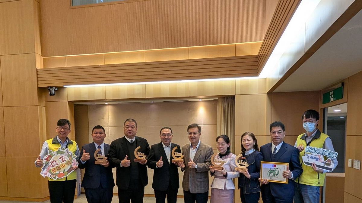 新北市農會、汐止區農會、蘆洲區農會、土城區農會及淡水區農會,獲「金推獎」11座獎項,於市政會議中與市長侯友宜分享榮耀。(圖/新北市農業局提供) 新北市農會、汐止區農會、蘆洲區農會、土城區農會及淡水區農會,獲「金推獎」11座獎項,於市政會議中與市長侯友宜分享榮耀。(圖/新北市農業局提供)
