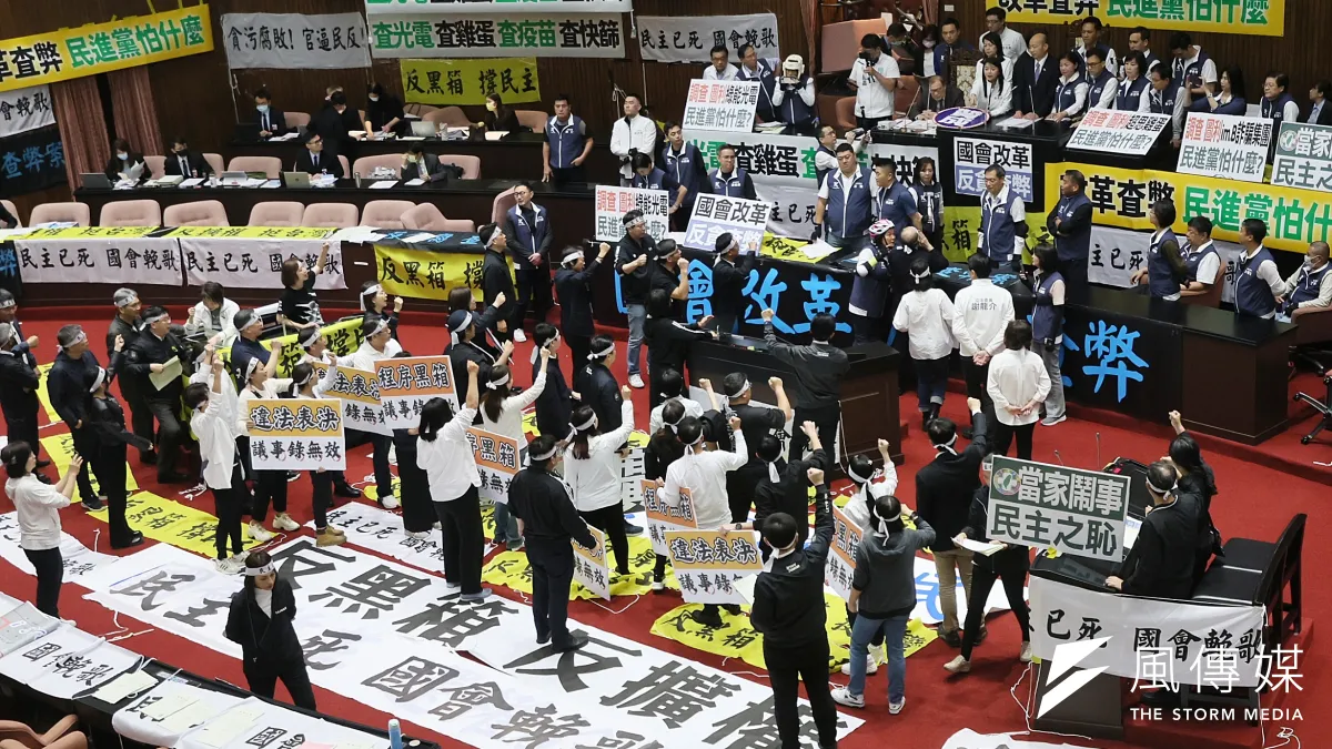 藍白兩黨歷經數月審查通過的國會改革法案,其中多數條文遭憲法法庭否決,民進黨更趁勝追擊提出解散在野黨之議。(資料照片,柯承惠攝)