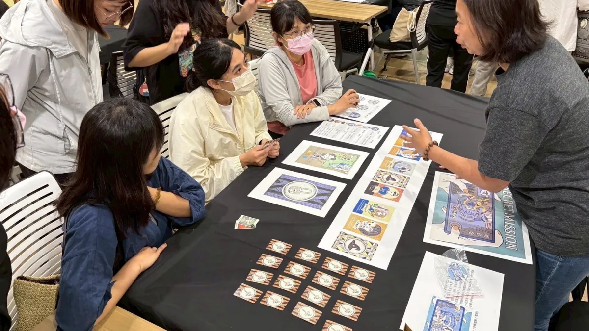 參與者透過《魔法學園 2》教育桌遊,認識數位性別暴力、網路風險及兒少保護議題。(圖片提供:台北芙蓉扶輪社)
