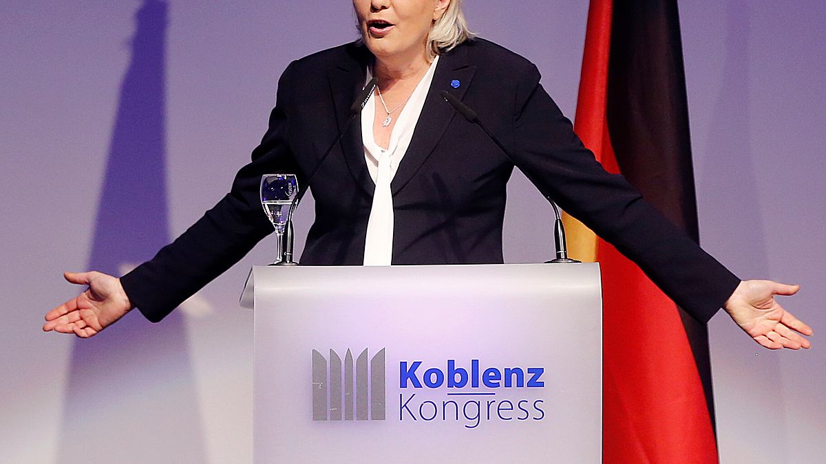 法極右派總統候選人Le Pen(勒龐),想帶領法國退出歐元區,並承諾大幅限制移民。(資料照片,美聯社) 法極右派總統候選人Le Pen(勒龐),想帶領法國退出歐元區,並承諾大幅限制移民。(資料照片,美聯社)