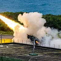 対米武器調達の進捗について、台湾の顧立雄国防部長は、今年度の総予算が順調に可決されれば、多くの装備が年内に引き渡されるとの見通しを示した。写真はハイマース多連装ロケットシステムを射撃する台湾軍。(劉偉宏氏撮影) 対米武器調達の進捗について、台湾の顧立雄国防部長は、今年度の総予算が順調に可決されれば、多くの装備が年内に引き渡されるとの見通しを示した。写真はハイマース多連装ロケットシステムを射撃する台湾軍。(劉偉宏氏撮影)