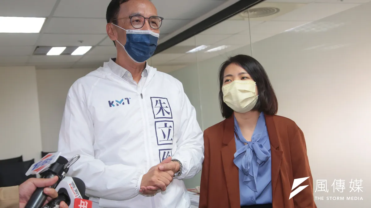 資深媒體人陳揮文認為,藍營現在用民調卡議員徐巧芯(右),下一步就會卡新北市長侯友宜。(資料照,顏麟宇攝)