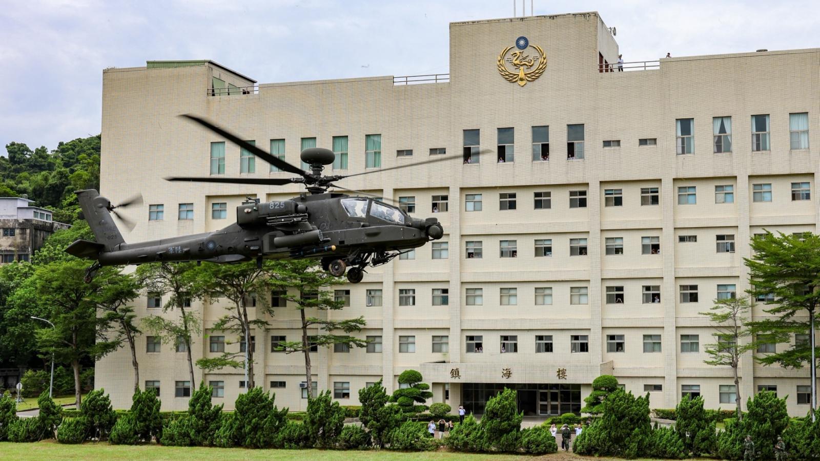 漢光演習》陸軍阿帕契直升機飛抵海巡署操演 驗證分散部署及跨部會協調