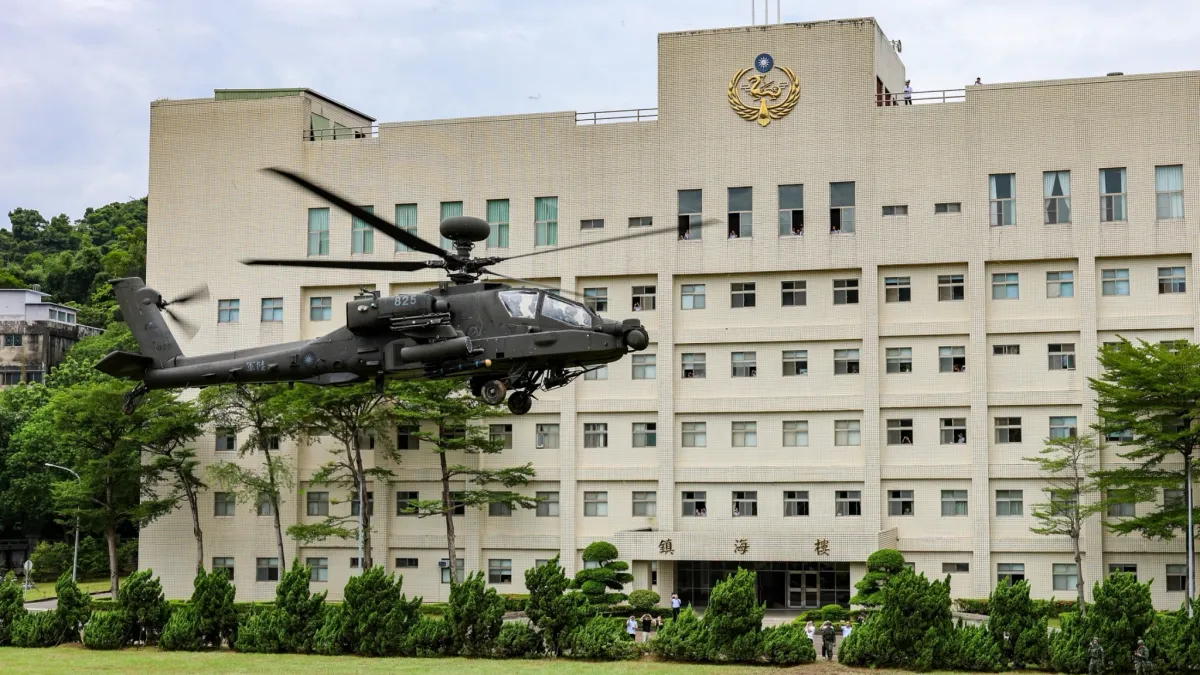 During the Han Kuang exercise on the 10th, Apache helicopters belonging to the Army Aviation and Special Forces Command conducted dispersed deployment operations at the Coast Guard Administration headquarters in Wenshan District, Taipei. (Photo courtesy o