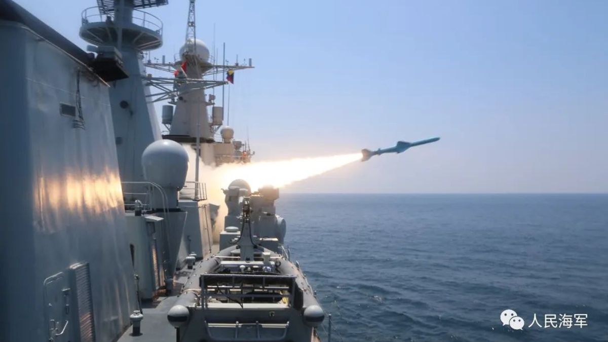 中國海軍石家莊艦實彈射擊。(中國軍網) 中國海軍石家莊艦實彈射擊。(中國軍網)