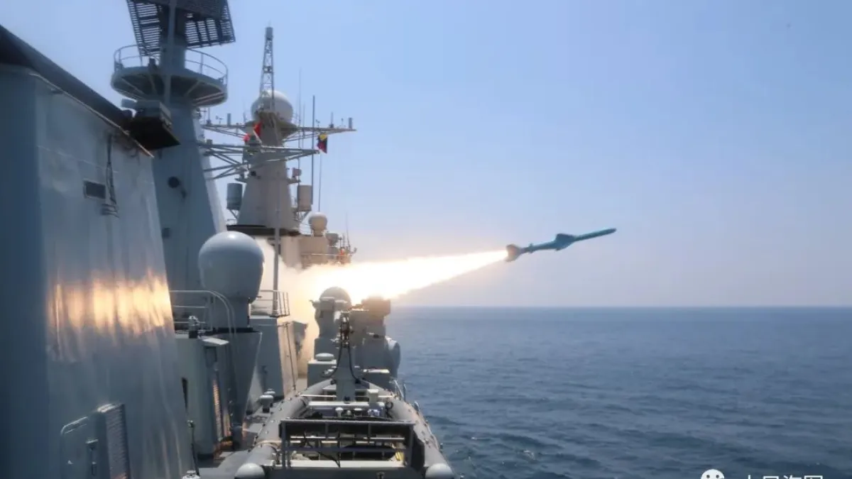 中國海軍石家莊艦實彈射擊。(中國軍網)