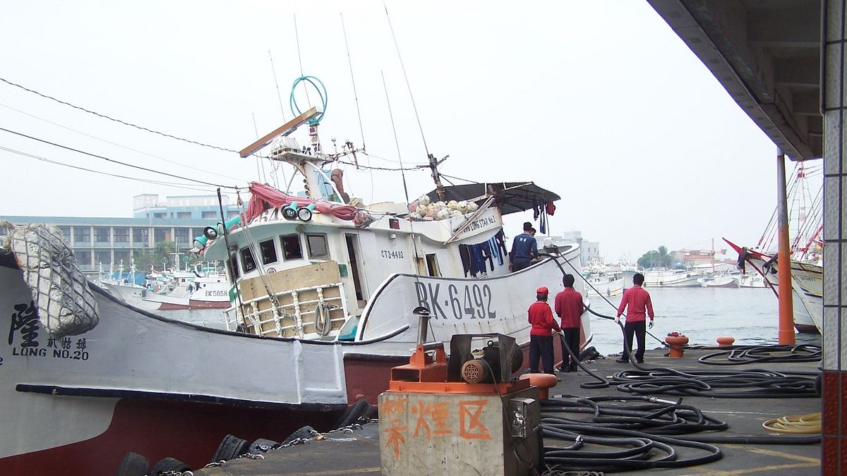 台灣琉球籍漁船「聖德財」及「連億興116號」21日清晨在麻六甲海域遭追逐槍擊,印尼證實開槍者為印尼官方巡邏船。圖中漁船非當事船隻。(取自農委會網站) 台灣琉球籍漁船「聖德財」及「連億興116號」21日清晨在麻六甲海域遭追逐槍擊,印尼證實開槍者為印尼官方巡邏船。圖中漁船非當事船隻。(取自農委會網站)