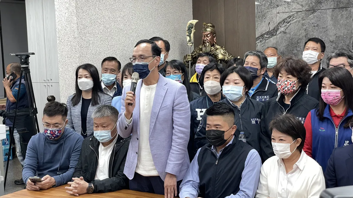 國民黨前立委顏寬恒(前右二)9日晚間在國民黨主席朱立倫(前中)、台中市長盧秀燕(前右一)、前主席江啟臣(前左一)等人陪同下正式表態投入補選。(資料照,國民黨提供)