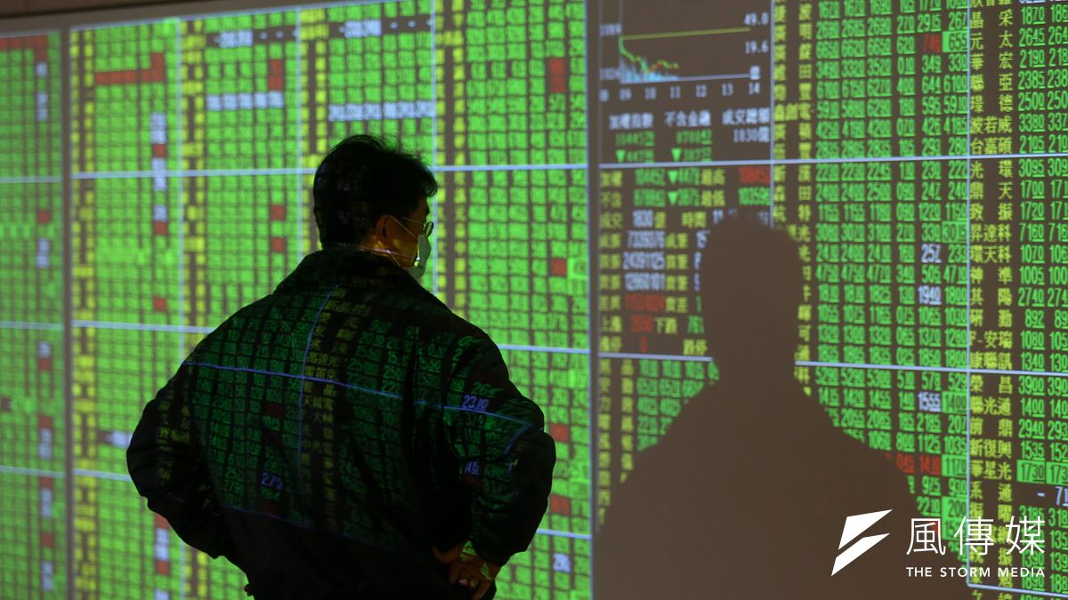 受新冠肺炎影響,全球經濟衰退,股市狂跌,根據《ETtoday民調》顯示,有35.8%民眾收入受影響。(資料照,顏麟宇攝) 受新冠肺炎影響,全球經濟衰退,股市狂跌,根據《ETtoday民調》顯示,有35.8%民眾收入受影響。(資料照,顏麟宇攝)