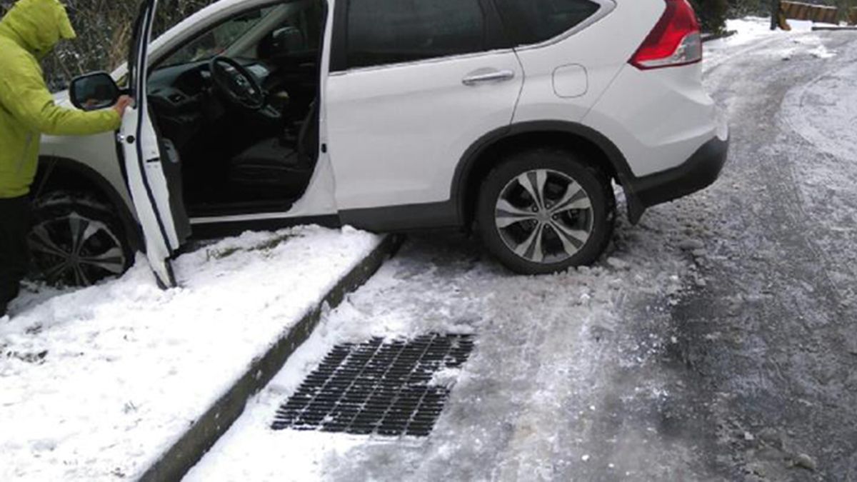 民眾蜂擁上陽明山賞雪 交通事故頻傳 民眾蜂擁上陽明山賞雪 交通事故頻傳