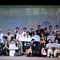 傳藝中心推出2026 戲曲夢工場「生而為≋人?」,將於8 月 29 日至 10 月 4 日在臺灣戲曲中心登場。(圖/國立傳統藝術中心提供) 傳藝中心推出2026 戲曲夢工場「生而為≋人?」,將於8 月 29 日至 10 月 4 日在臺灣戲曲中心登場。(圖/國立傳統藝術中心提供)