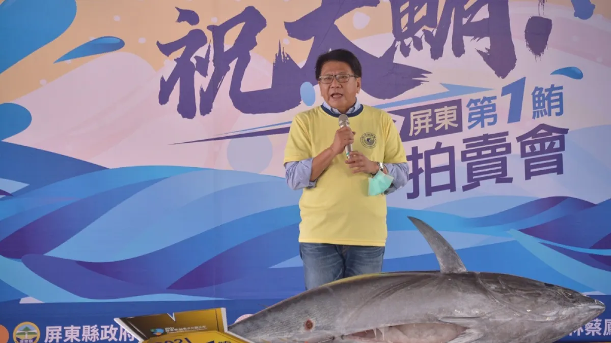 屏東東港黑鮪魚拍賣活動4日舉行,由縣長潘孟安(見圖)擔任拍賣官,拍出每公斤1萬元的歷史新高價。(屏東縣政府提供)