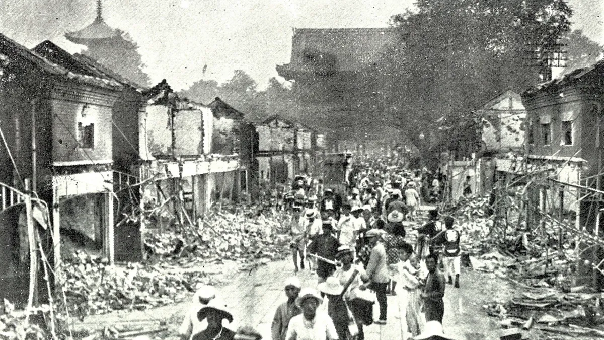 1923年,一場世紀大震襲擊了東京造成14萬人一夕之間死亡、失蹤,這場前所未見的「關東大地震」不但是日本歷史上最致命的自然災害,災後的餘波盪漾更引起一場種族仇恨與屠殺。(圖/維基百科)