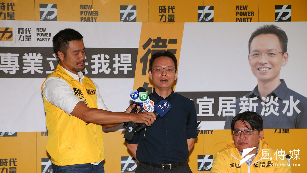 時代力量黨中央25日提名律師張衞航(中)參選新北市第1選區。(顏麟宇攝) 時代力量黨中央25日提名律師張衞航(中)參選新北市第1選區。(顏麟宇攝)