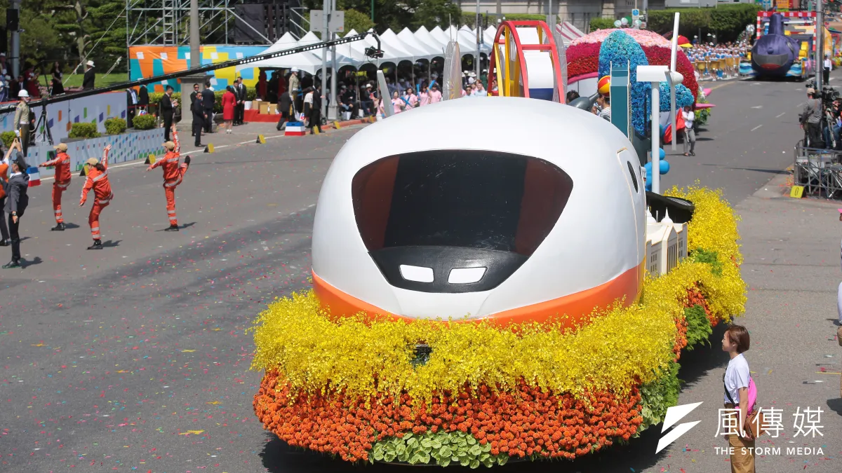 國慶大會上台灣高鐵花車。(顏麟宇攝)