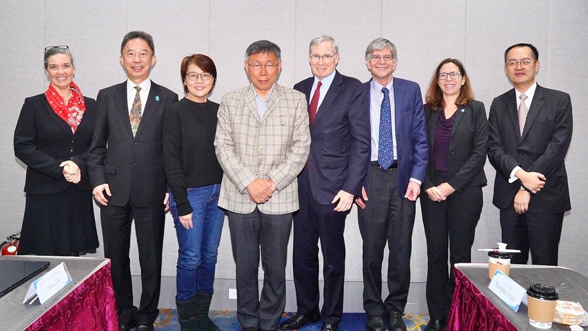 柯文哲與美國前國家安全顧問哈德利及前副國務卿史坦伯格會面,重申台美關係不會因為哪個政黨執政而有改變。(民眾黨提供) 柯文哲與美國前國家安全顧問哈德利及前副國務卿史坦伯格會面,重申台美關係不會因為哪個政黨執政而有改變。(民眾黨提供)