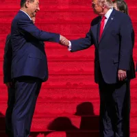 米中首脳会談では、台湾が交渉材料にされるのではないかとの懸念がたびたび浮上する。写真は2026年9月25日、ワシントンの米国立公文書館の階段で握手を交わすトランプ米大統領(左)と中国の習近平国家主席。(AP通信) 米中首脳会談では、台湾が交渉材料にされるのではないかとの懸念がたびたび浮上する。写真は2026年9月25日、ワシントンの米国立公文書館の階段で握手を交わすトランプ米大統領(左)と中国の習近平国家主席。(AP通信)