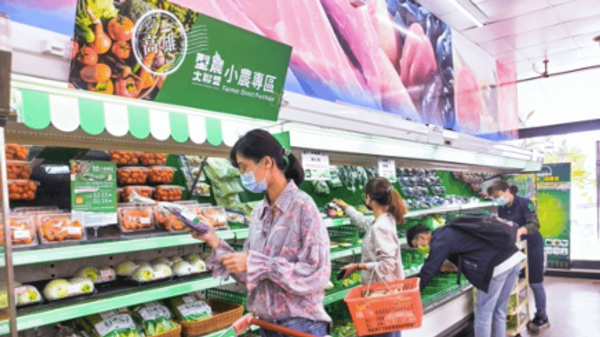 高雄市農業局與高雄地區農會生鮮超市合作設置小農專區,協助在地農民拓展銷售市場,行銷高雄優質蔬菜、水果。(圖/高雄市農業局提供) 高雄市農業局與高雄地區農會生鮮超市合作設置小農專區,協助在地農民拓展銷售市場,行銷高雄優質蔬菜、水果。(圖/高雄市農業局提供)