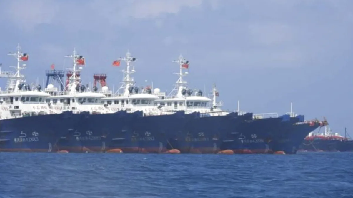 3月7日,菲律賓政府公布了中國船隻停靠在爭議島礁附近的照片。(美聯社)