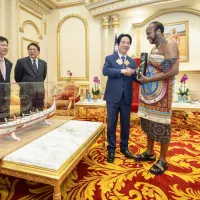 賴總統訪史瓦帝尼伴手禮展台灣文化特色。(總統府提供) 賴總統訪史瓦帝尼伴手禮展台灣文化特色。(總統府提供)