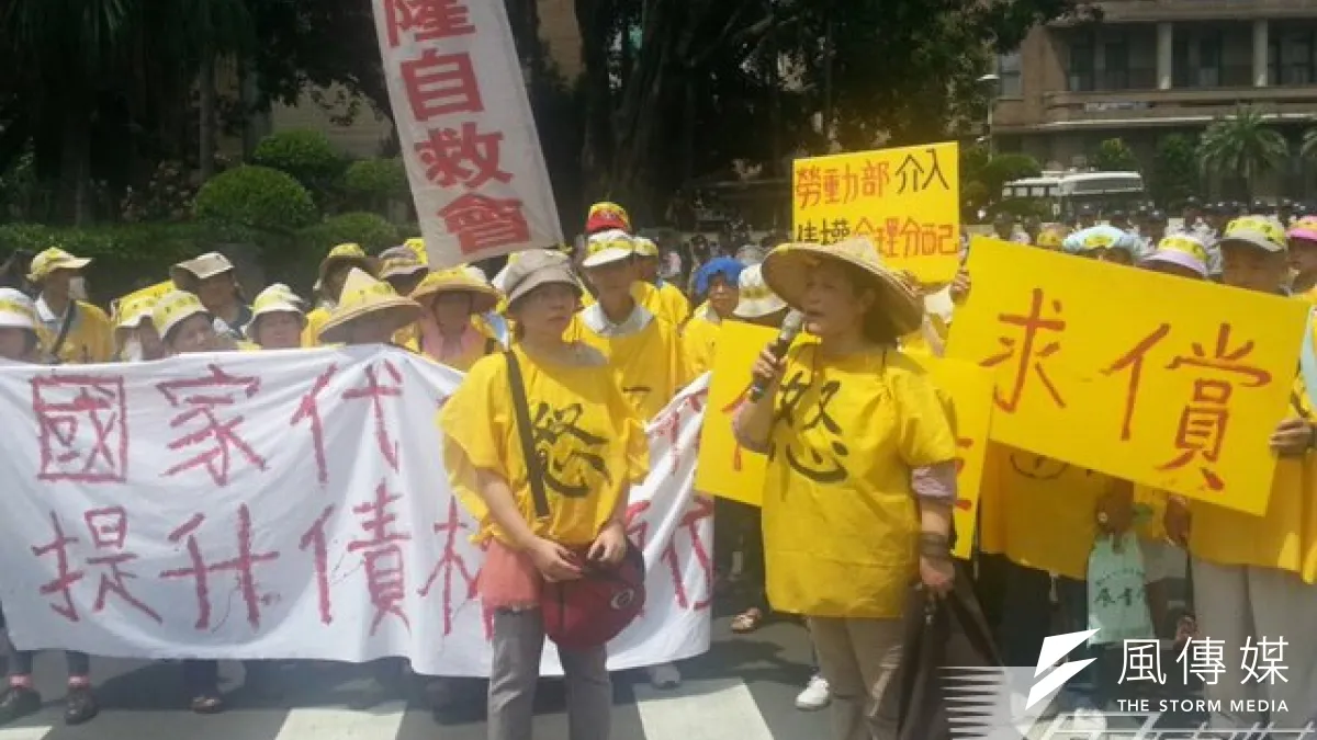 苦等一天仍得不到勞動部回應的華隆自救會員工,8日在行政院前預告下次行動。(林瑋豐攝)