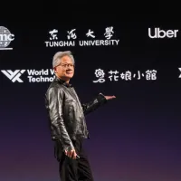 エヌビディアの創業者でCEOのジェンスン・フアン氏は1日、台北流行音楽センターでGTC Taipeiの基調講演に登壇。背後にはTSMCと並び、「花娘小館」などの飲食店の名も映し出された。(劉偉宏撮影) エヌビディアの創業者でCEOのジェンスン・フアン氏は1日、台北流行音楽センターでGTC Taipeiの基調講演に登壇。背後にはTSMCと並び、「花娘小館」などの飲食店の名も映し出された。(劉偉宏撮影)
