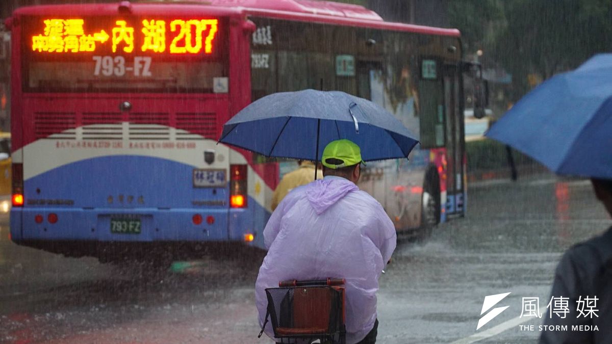 全台日前下起連日暴雨,造成多處災情,好消息是鋒面已逐漸遠離,各地天氣趨於穩定。(資料照,盧逸峰攝) 全台日前下起連日暴雨,造成多處災情,好消息是鋒面已逐漸遠離,各地天氣趨於穩定。(資料照,盧逸峰攝)