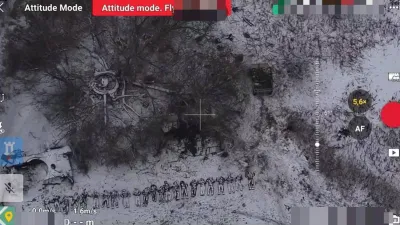 疑似在俄烏戰爭前線陣亡的北韓士兵空拍畫面。(翻攝自X @MeanwhileInUA)
