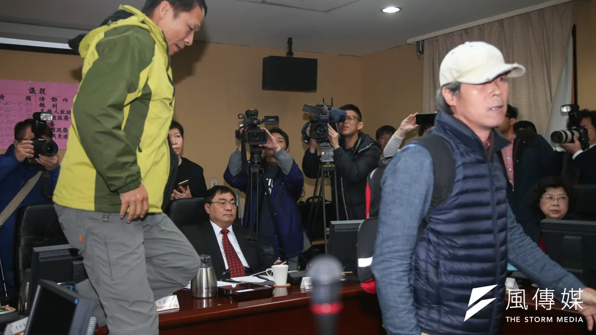 考試院公務人員年金改革案公聽會,自稱退伍軍人團體跳入會場,主持人考試院副院長李逸洋暫停,擠出會場。(陳明仁攝)